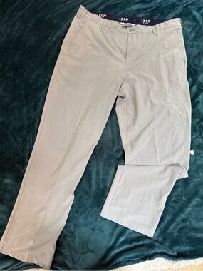 IZOD Men’s Gray Flat-Front Pants